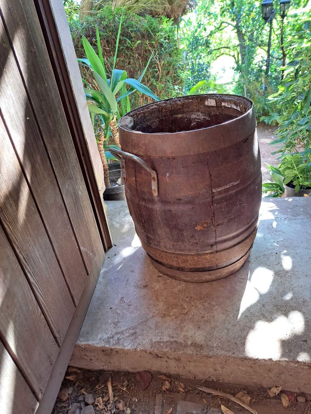tonneau en bois pour d&eacute;co ou plantes Décoration
