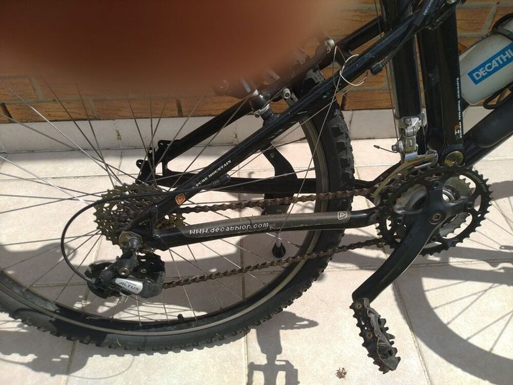 VTT gris et noir avec suspensions Vélos