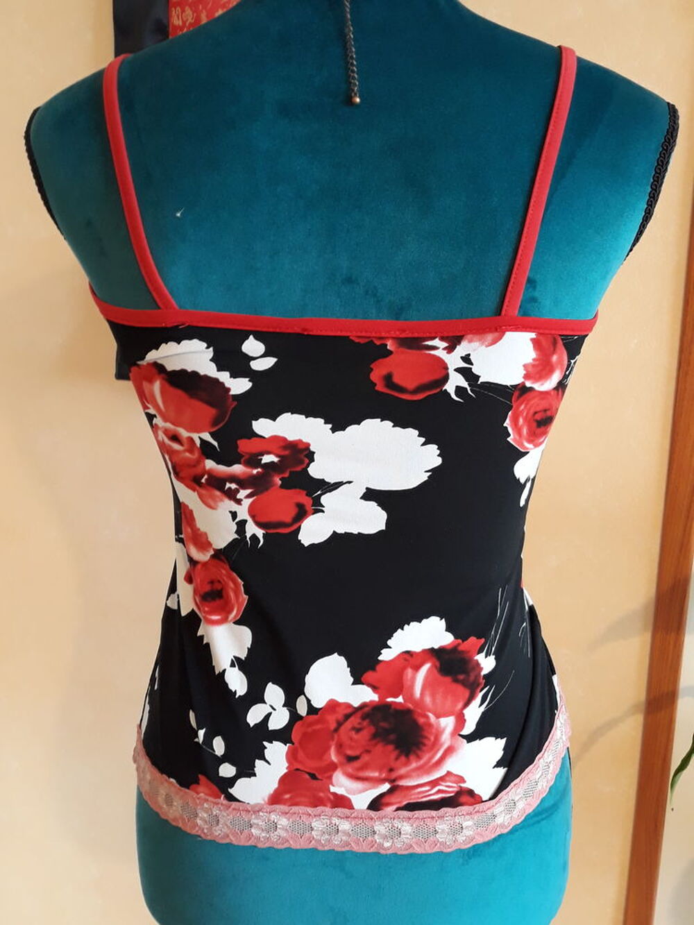 D&eacute;bardeur noir et rouge &agrave; fleurs - Charbell - Taille 38 Vêtements