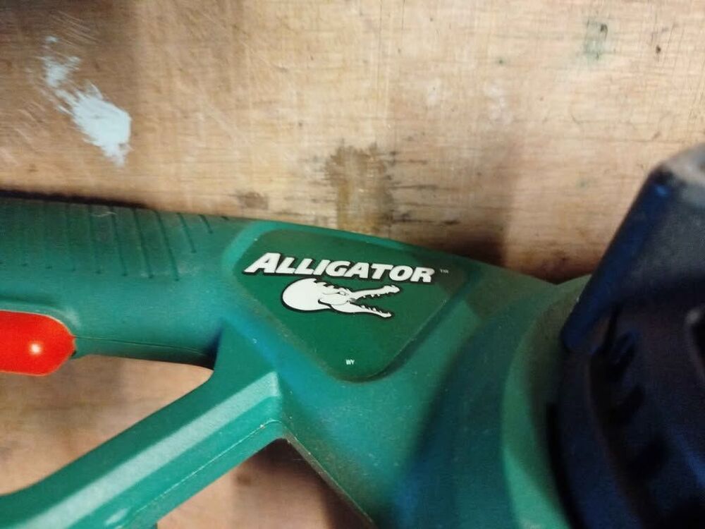 un coupe branche alligator
black et decker Bricolage