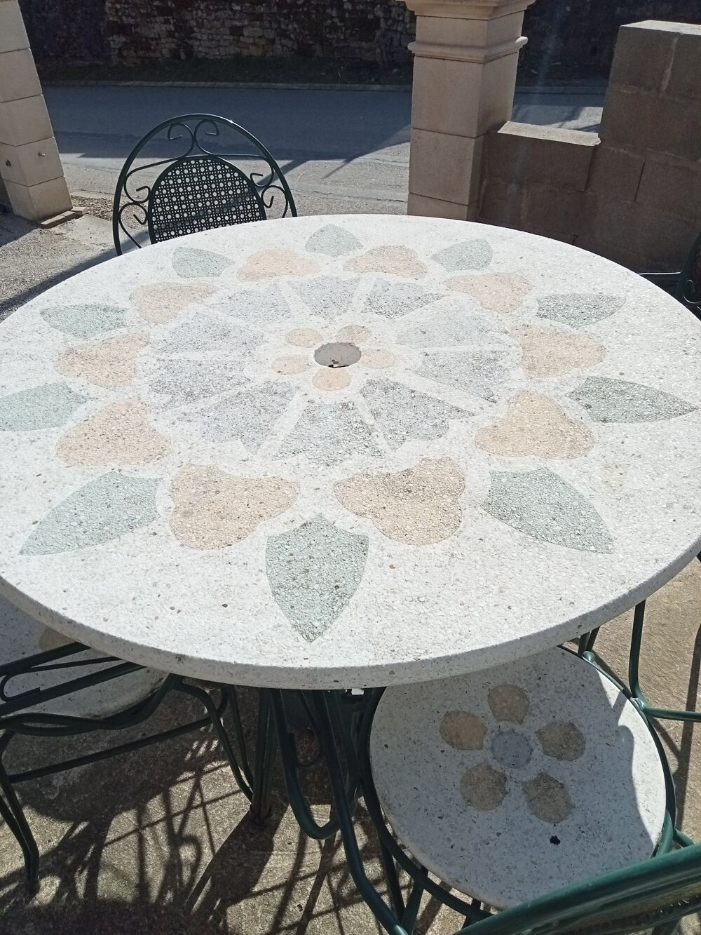 Table pierre et quatres chaises Meubles
