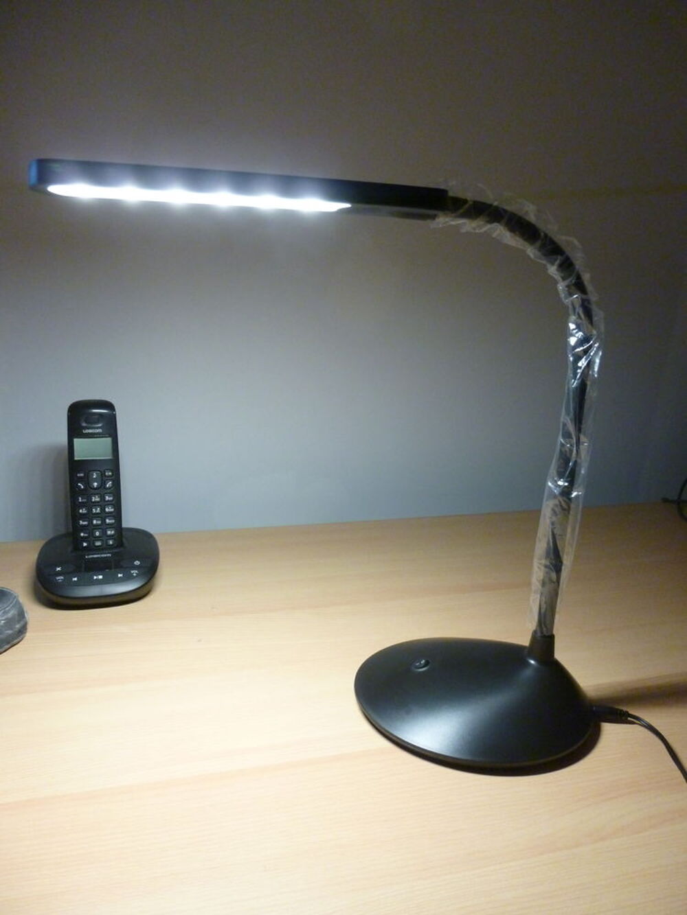 Lampe de bureau neuve. Décoration