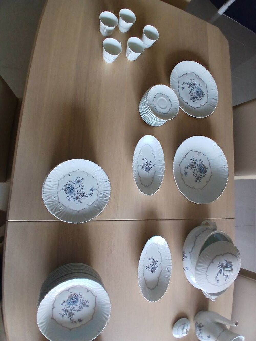 Service en porcelaine de Limoges pr&egrave;s de Thionville. Décoration