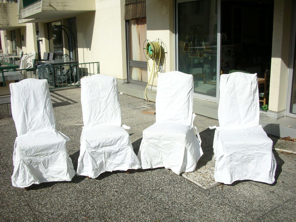 4 chaises de style Louis XIII (?) avec leurs housses. Meubles