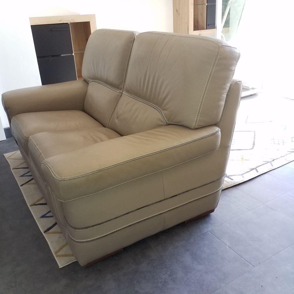 Canap&eacute; 2 places en cuir gris-beige, tr&egrave;s bon &eacute;tat Meubles