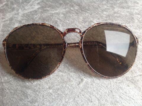 LUNETTES DE SOLEIL TRANSPARENTE TACHET�E Envoi Possible
7 Tr�gunc (29)