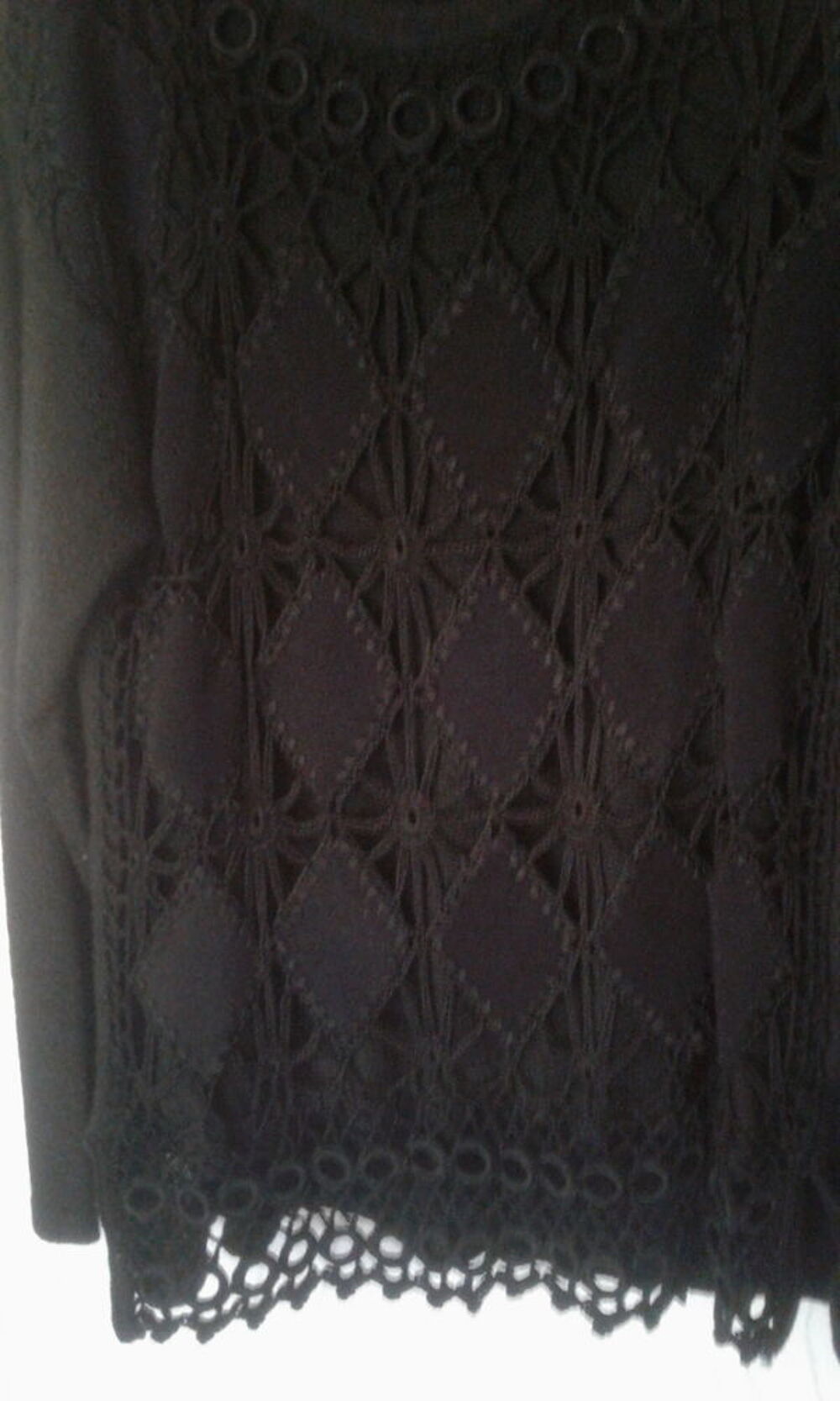 pull noir dessus d&eacute;cor dentelle sur le devant T.44 Vêtements