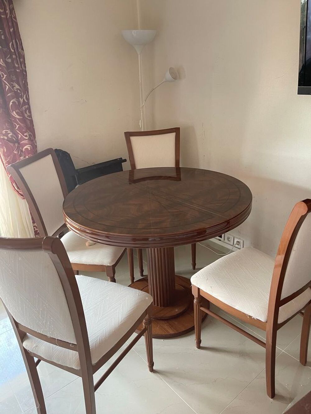 table &agrave; manger avec quatre chaises Meubles