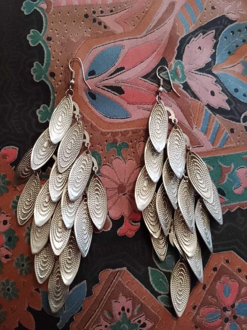 boucles d'oreilles pendantes en m&eacute;tal argent&eacute;. Bijoux et montres