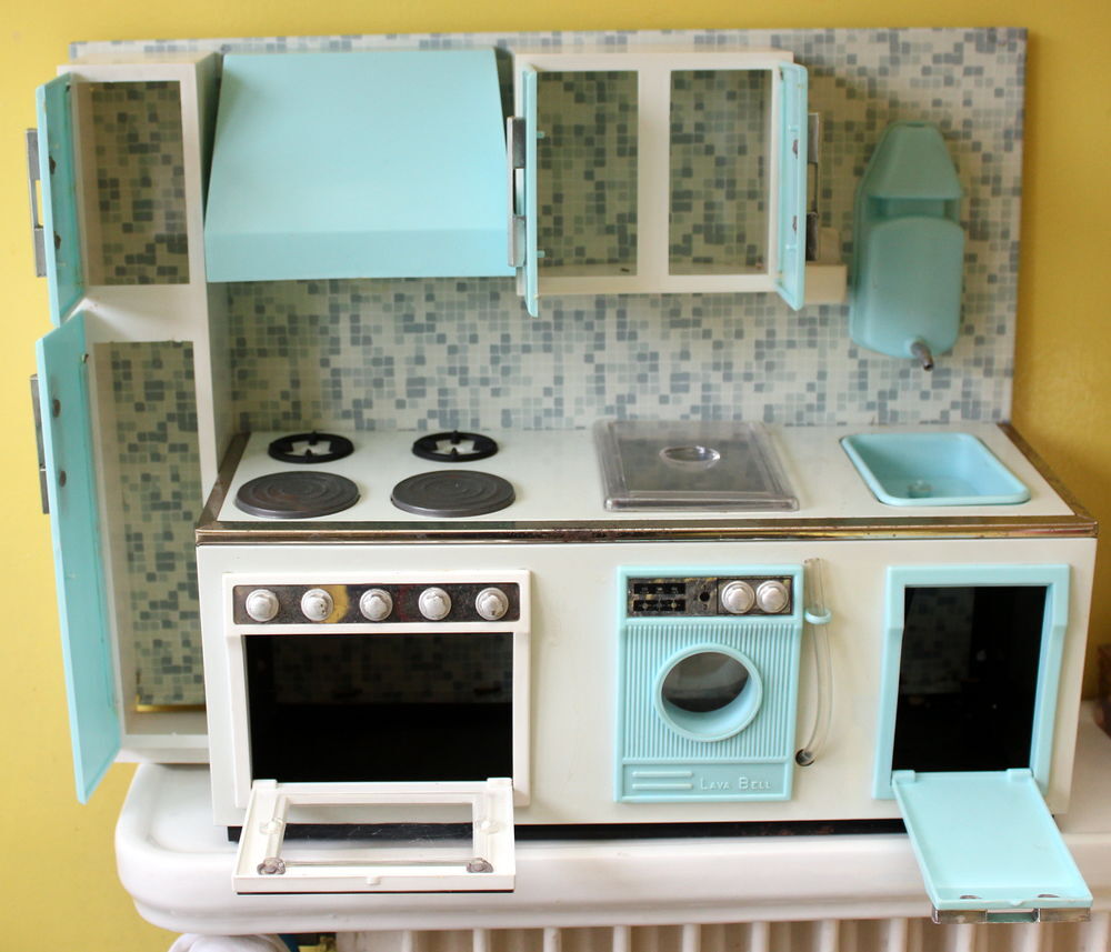 Cuisine int&eacute;gr&eacute;e tole et plastique jouet ancien 1960 Jeux / jouets