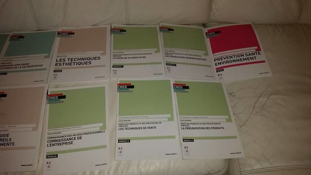 Cours pr&eacute;paration au CAP esth&eacute;tique cosm&eacute;tique parfumerie Livres et BD