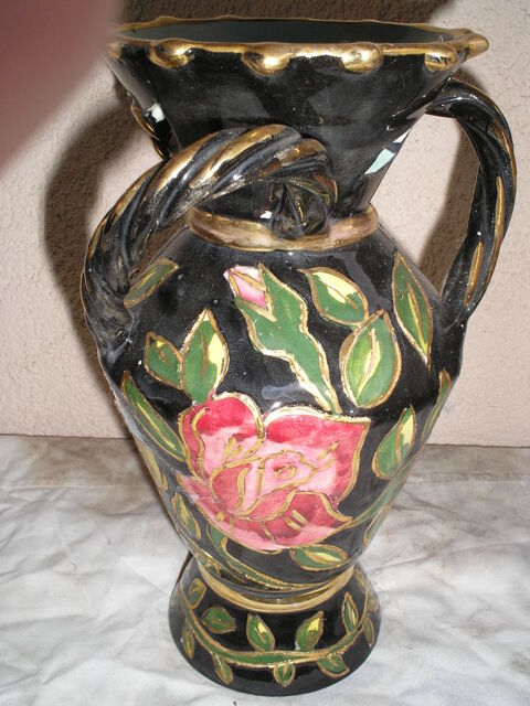 JOLI VASE FLEURS ET FEUILLES SUR FOND NOIR ET DORE 8 Le Tremblay-sur-Mauldre (78)