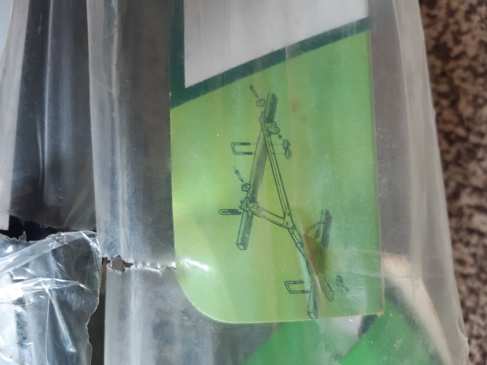 un porte velo neuf sur barre de toit universelle Vélos