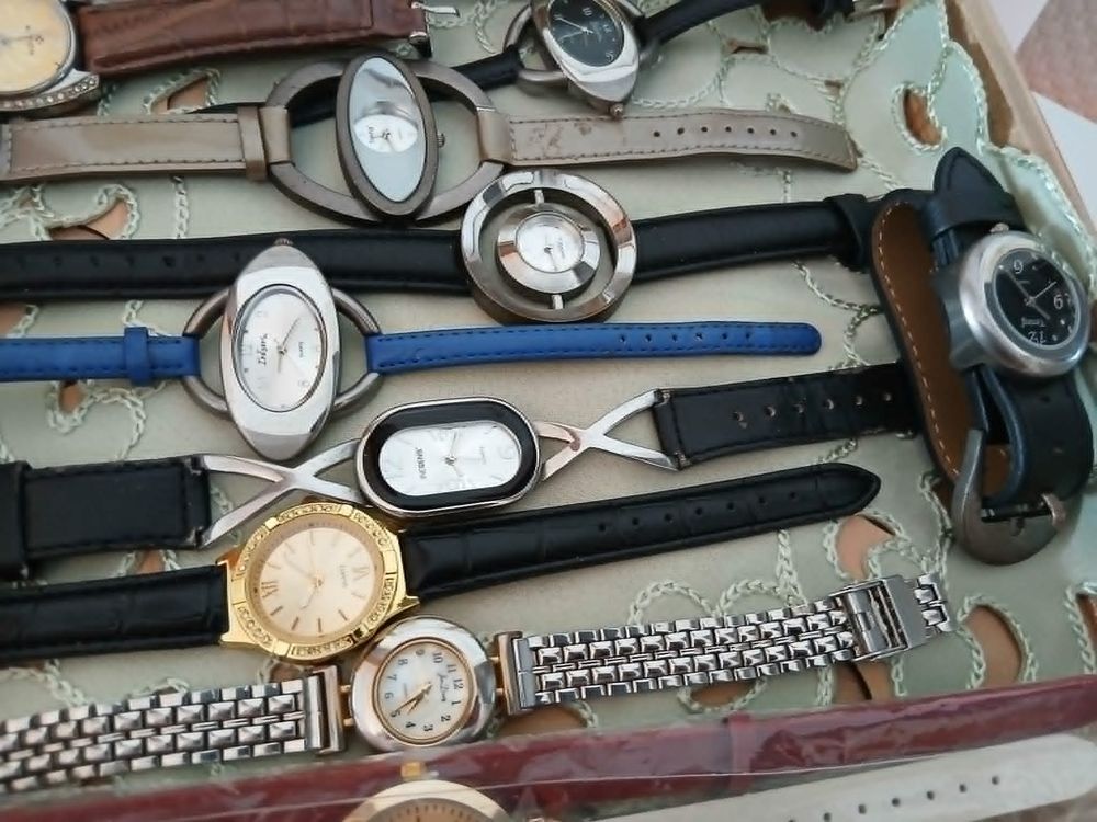  Lot dix montres + coffret bois vitr&eacute; de valeur N&deg;1346 Bijoux et montres
