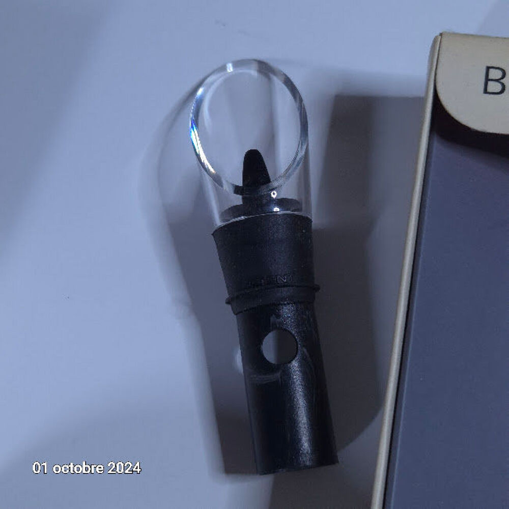 Lot d'accessoires autour du vin, un anti goutte et un dessou Cuisine