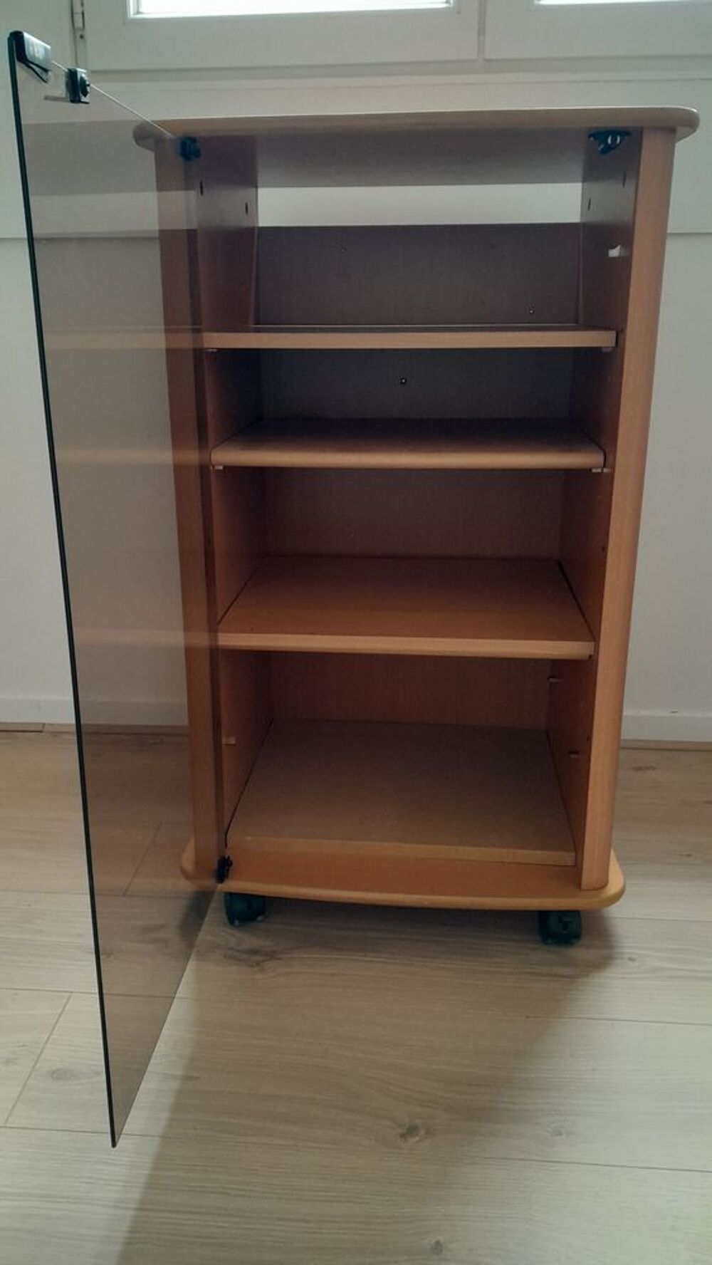 Petit meuble vitrine sur roulettes Meubles