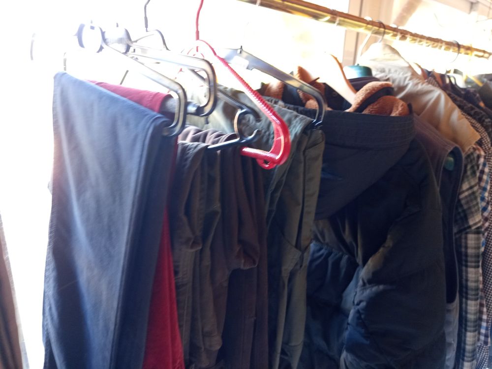 UN LOT DE VETEMENT NEUF 
Vêtements