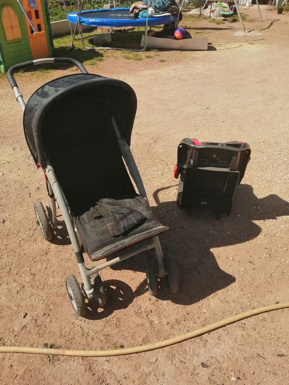 POUSSETTE DE BEBE BON ETAT PLUS SIEGE DE VOITURE 
Puériculture