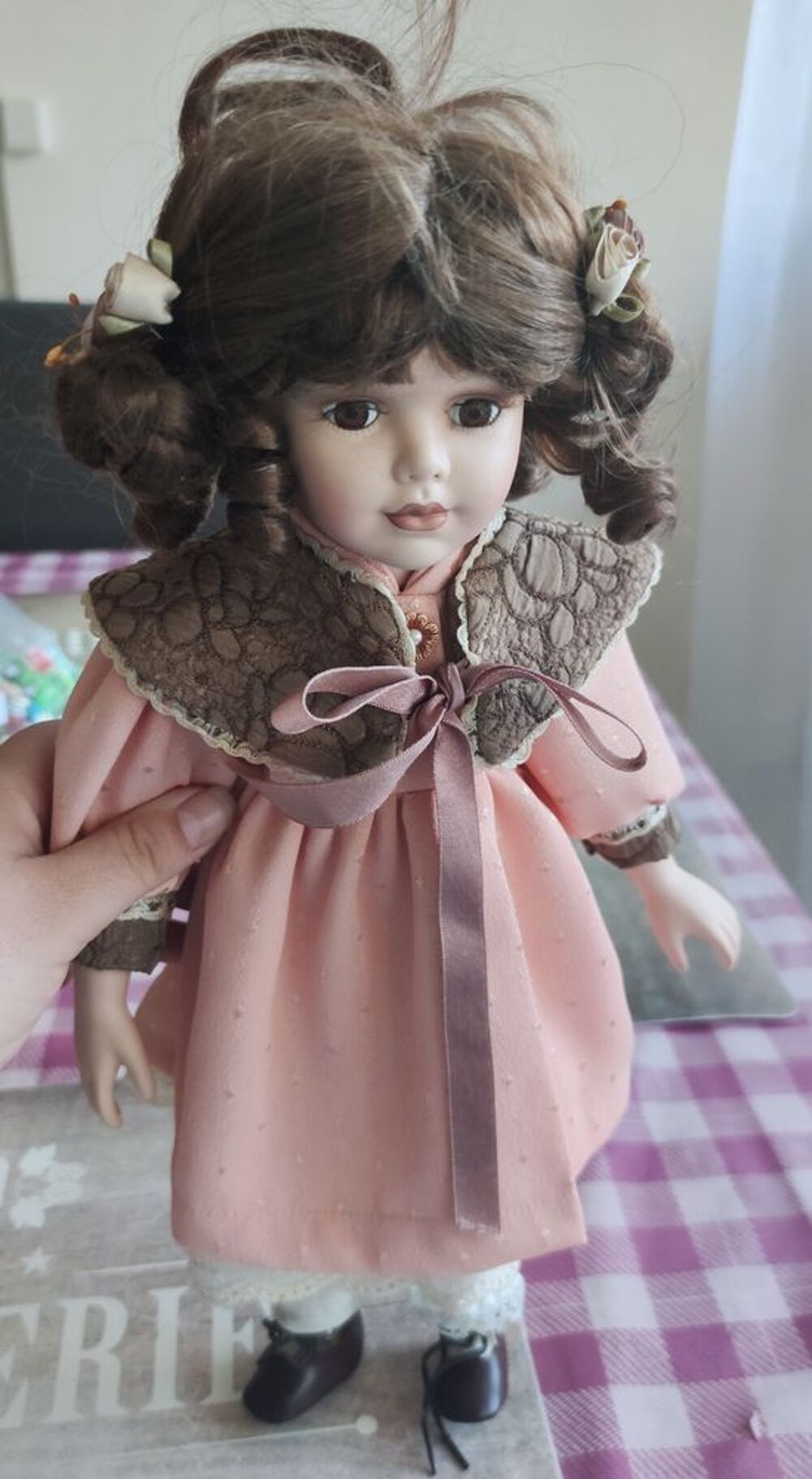 Jolie Poup&eacute;e en porcelaine
A d&eacute;battre 