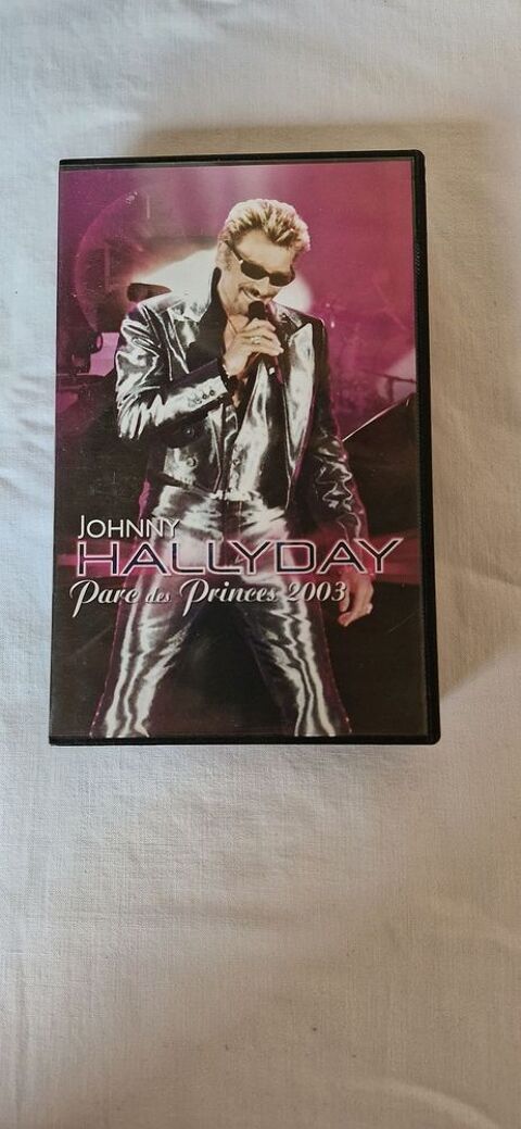 11 cassettes VHS: Johnny Hallyday en concert 25 Saint-Pierre-les-�tieux (18)