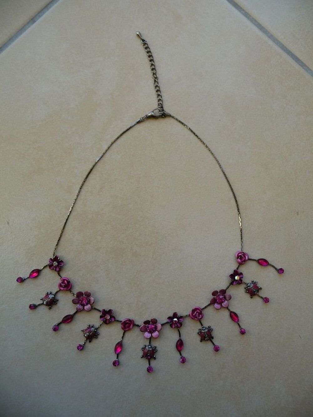Collier tons roses motifs fleurs et coccinelles - Neuf Bijoux et montres