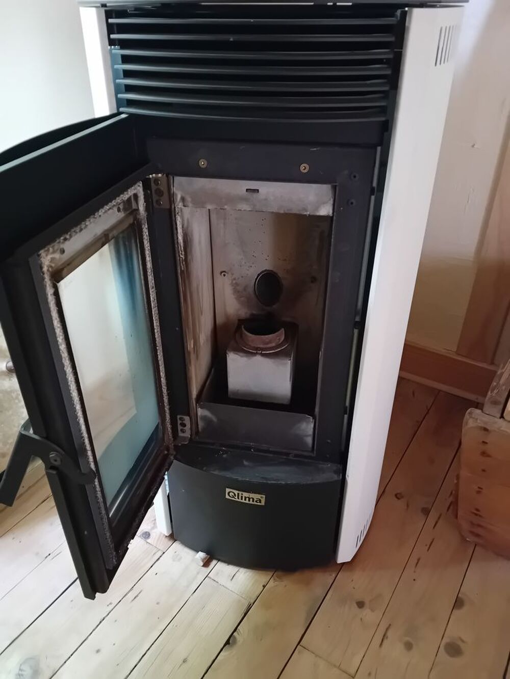Po&ecirc;le &agrave; granul&eacute;s Qlima. Electroménager