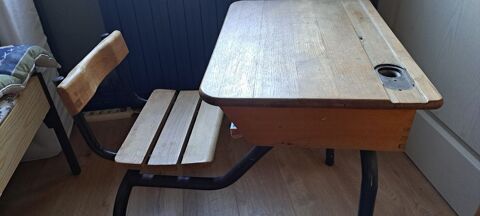 BUREAU ENFANT
petit bureau bois vintage avec encrier
Dourdan (91)