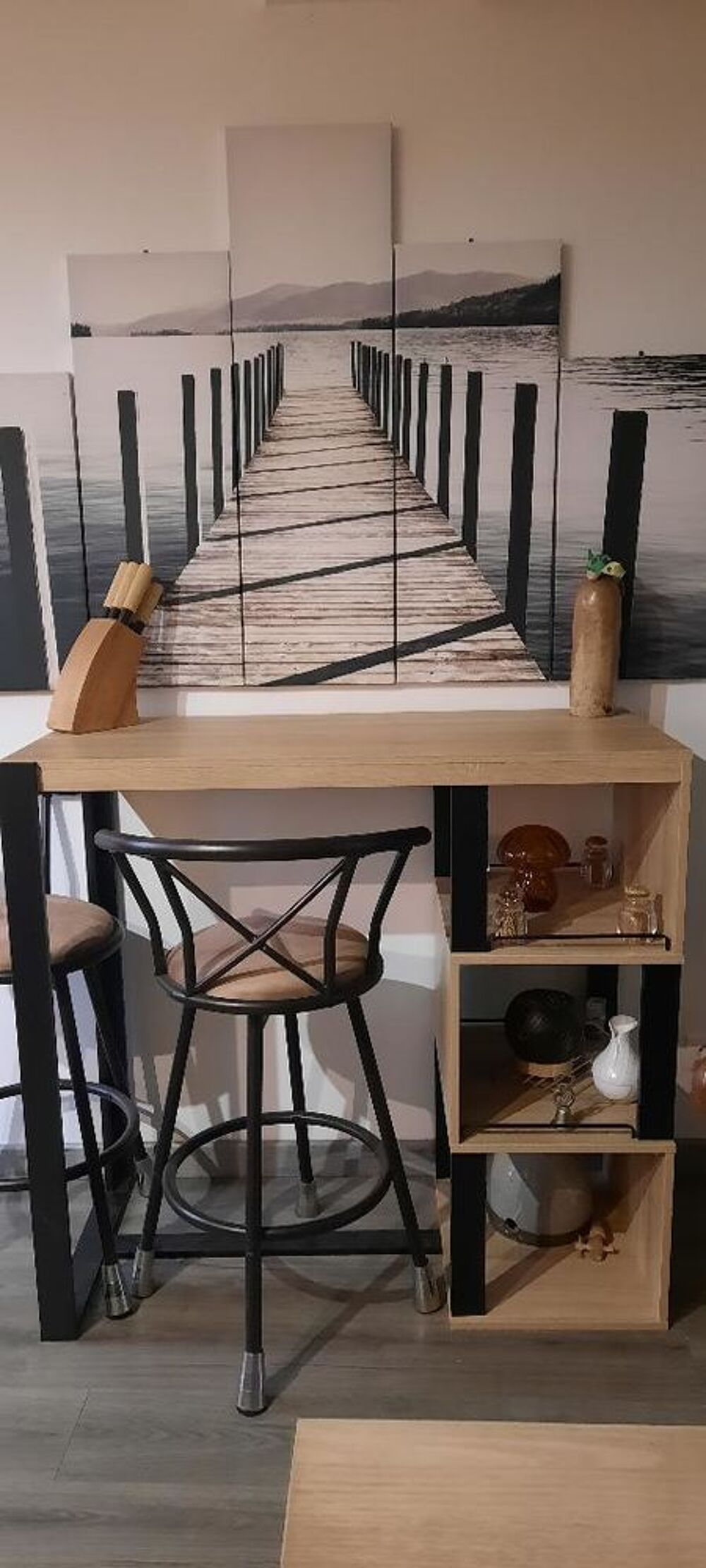 table mange debout bois+ 2 tabouret rembourr&eacute;s et pivotants
Meubles