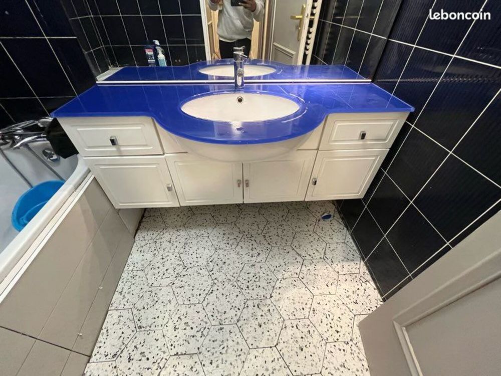 Meuble vasque avec miroir, plan vasque bleu - tr&egrave;s bon &eacute;tat Meubles