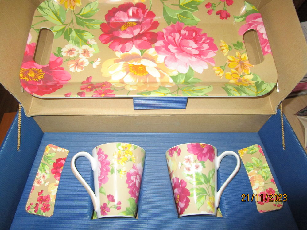 coffret petit d&eacute;jeuner d&eacute;cor fleuri Electroménager