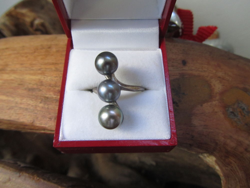 bague argent rhodi&eacute; 3 v&eacute;ritables
perles de Tahiti Bijoux et montres