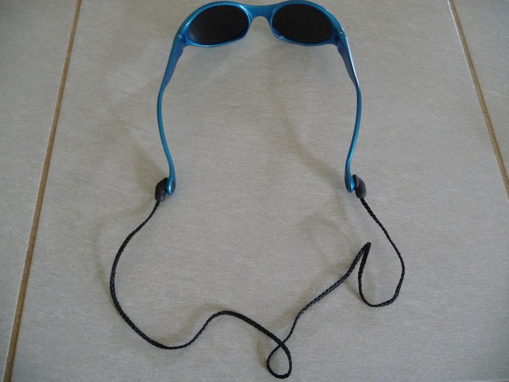 Lunettes de soleil enfant marque CEBE avec &eacute;tui et cordon Sports