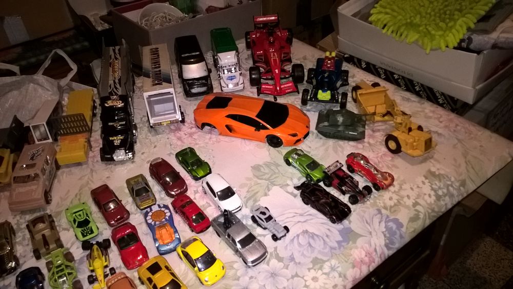 Voitures/camions miniatures. 