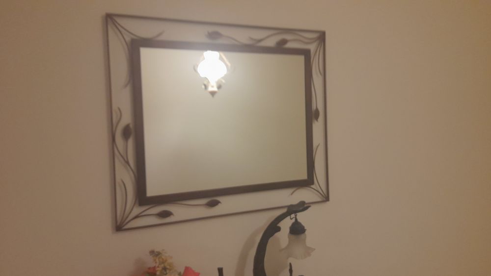 Table avec miroir. Meubles