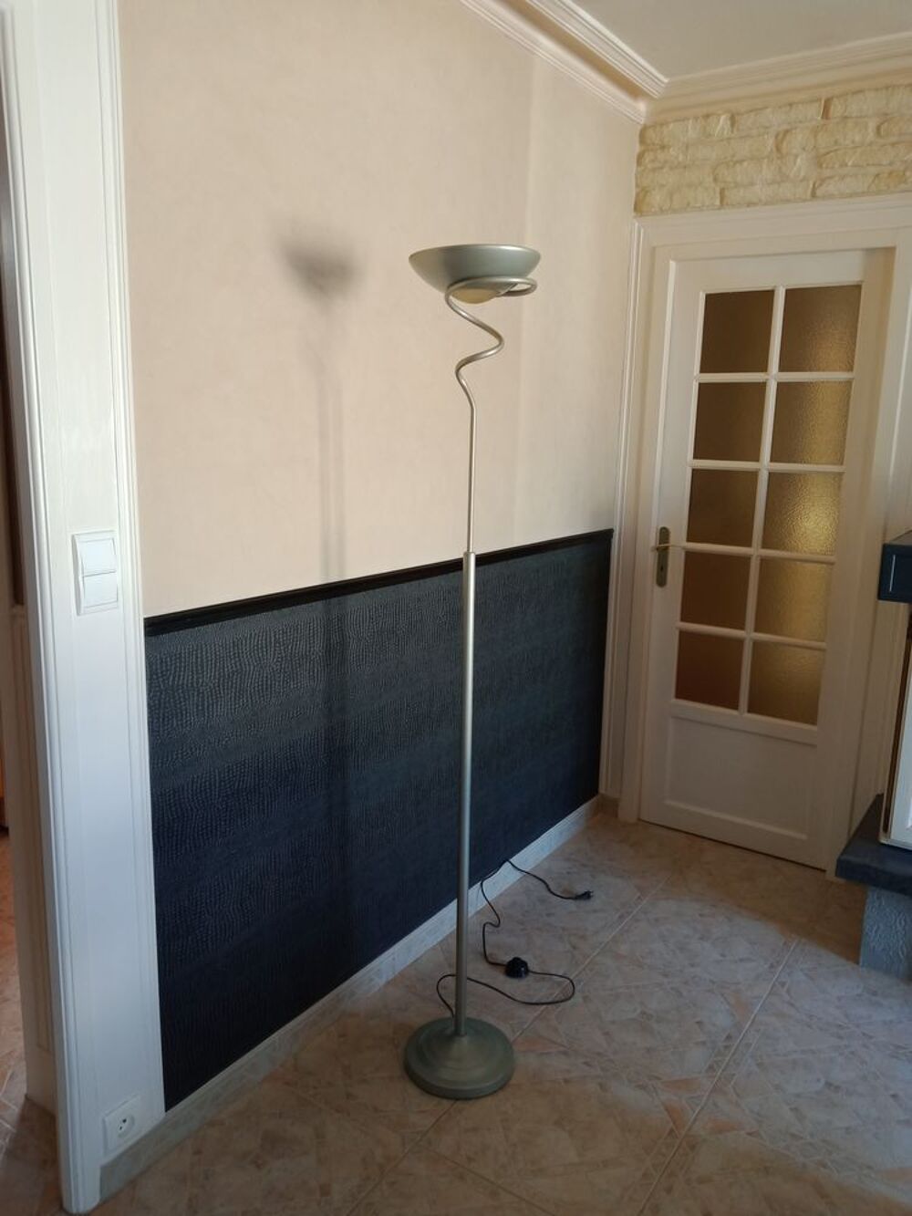 Lampadaire gris clair m&eacute;tallis&eacute; Meubles
