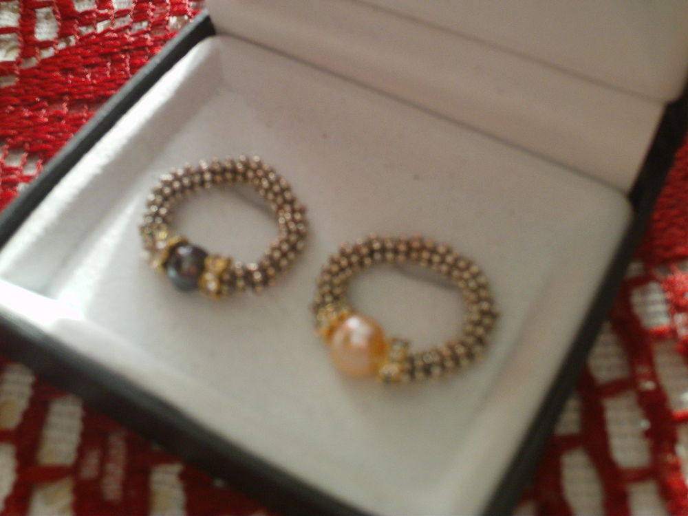  Deux bagues perles de cultures souples N&deg; 349 Bijoux et montres