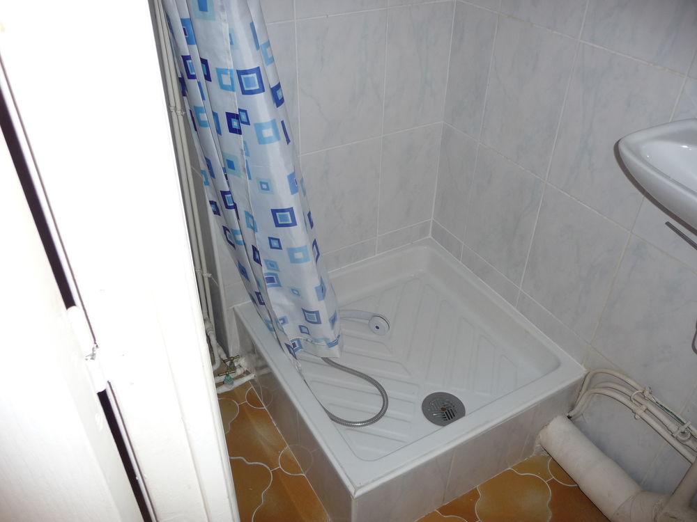 Location Appartement studio meublé de 25m lumineux deux fenêtres centre privas Privas