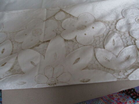 cede nappe et 12 serviettes brodees main jamais servi 10 Thor�-la-Rochette (41)