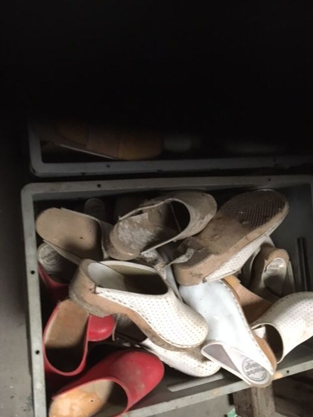 1 lot de 173 paires de sabot bois Chaussures
