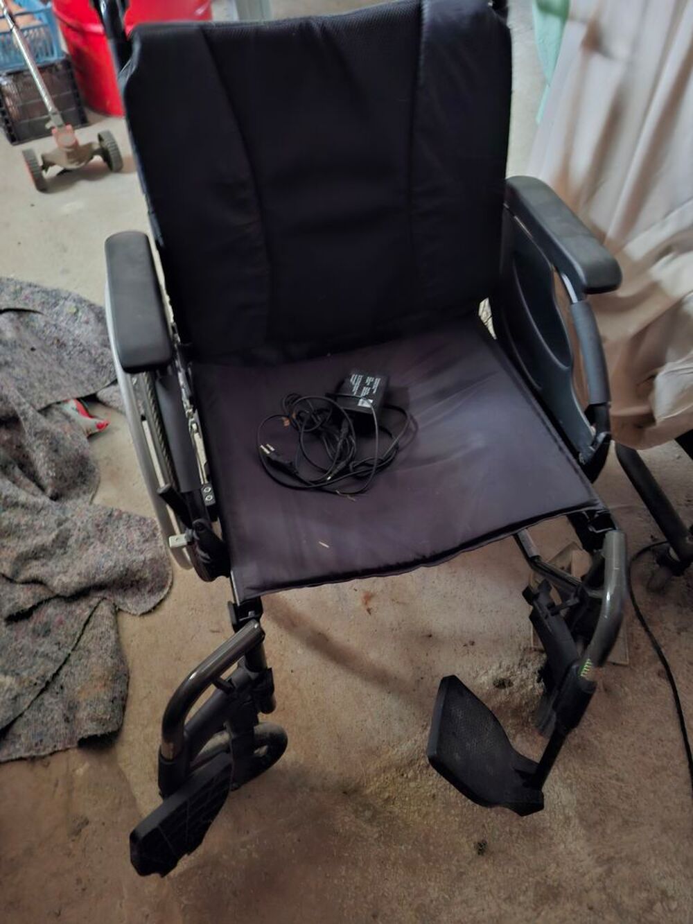 Fauteuil roulant electrique Meubles