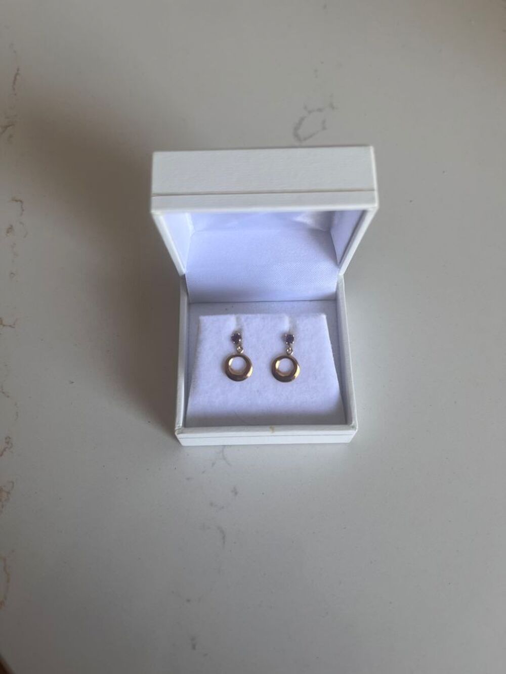 Boucles d'oreilles et am&eacute;thystes Bijoux et montres