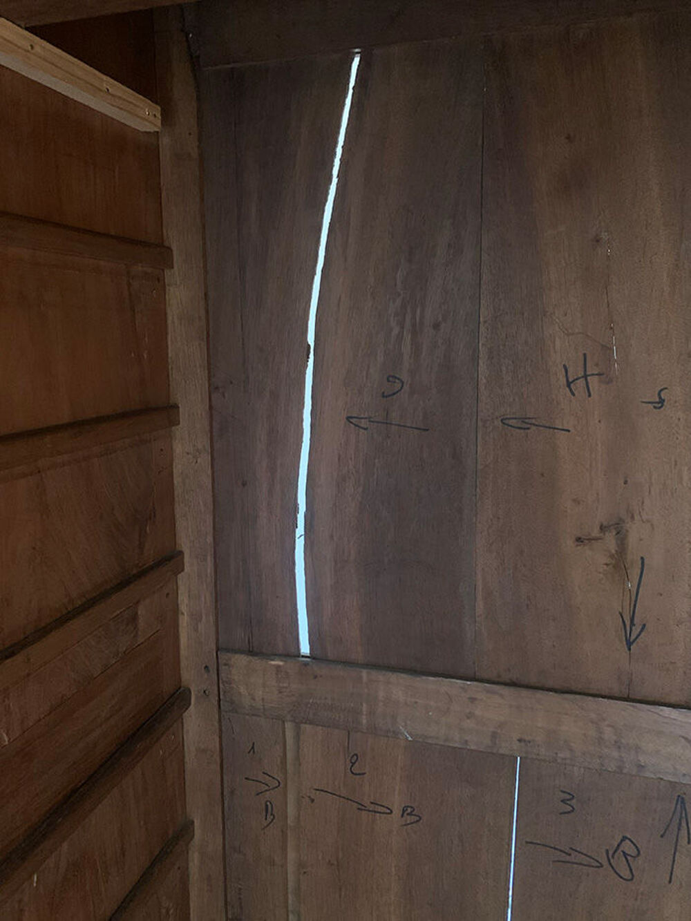 Armoire ancienne en bois massif ? Style Louis-Philippe Meubles