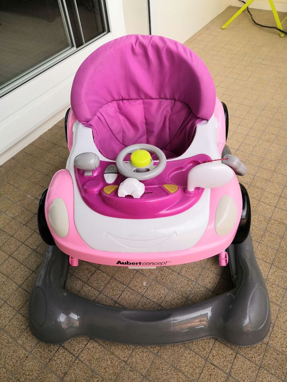 trotteur voiturette pour les 1er pas de b&eacute;b&eacute; bon &eacute;tat Puériculture