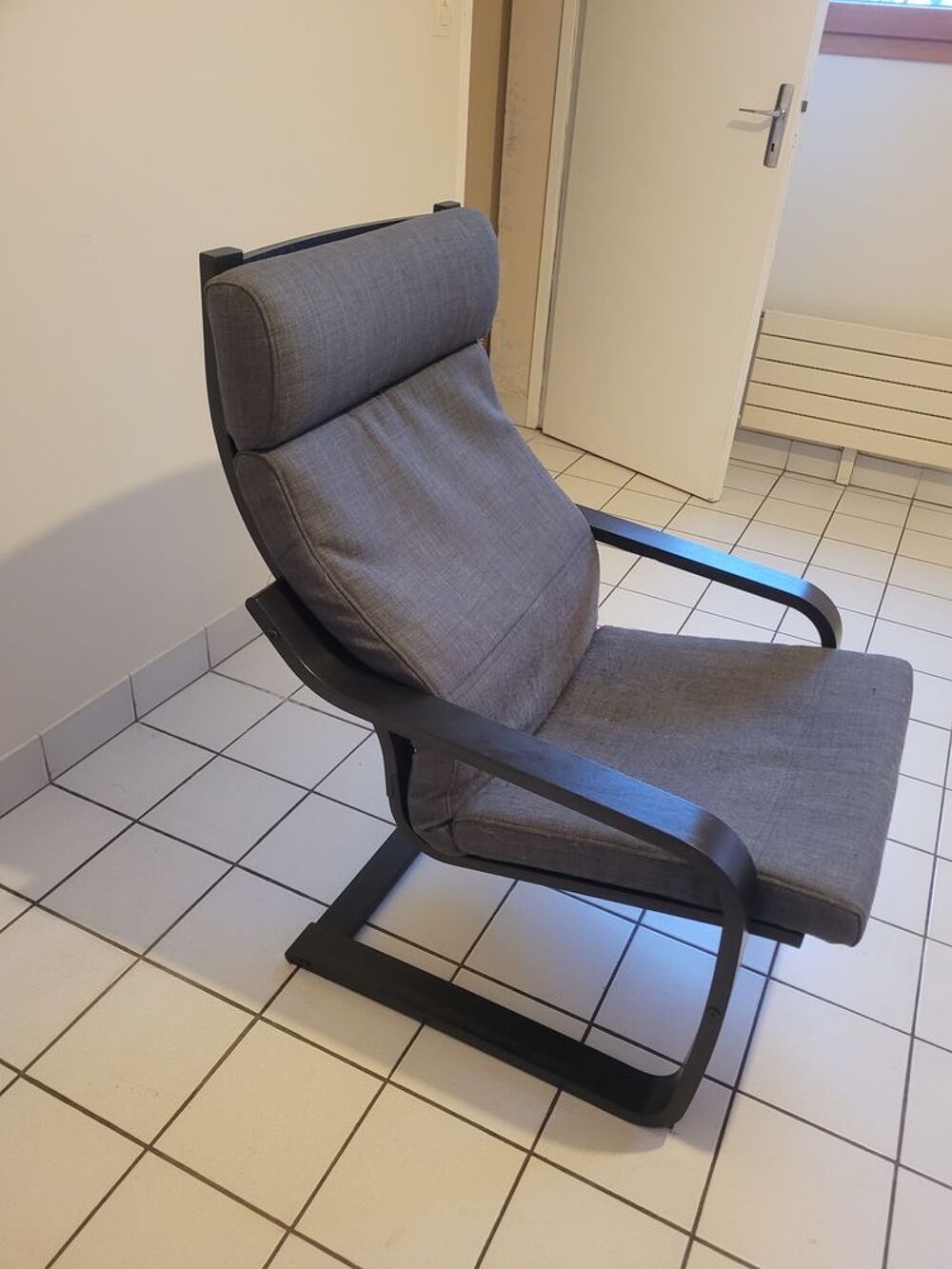 Fauteuil gris marque IKEA. Meubles