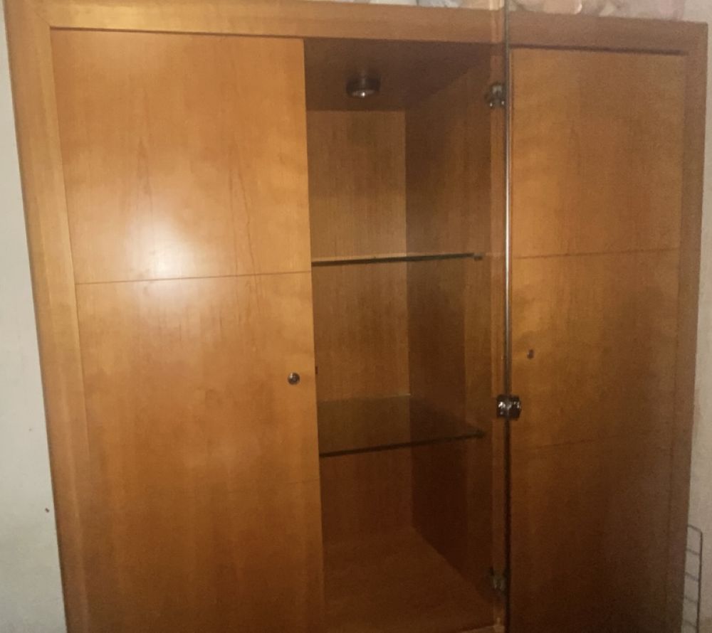 Armoire avec &eacute;tag&egrave;re vitr&eacute;e Meubles