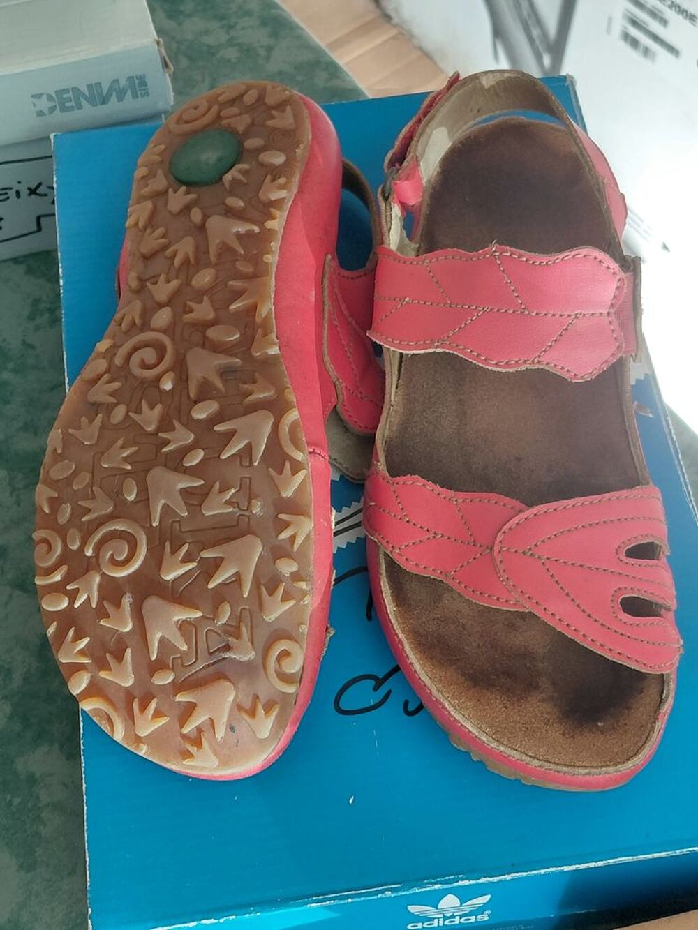 Differentes chaussures , femles- enfants et hommes. Chaussures
