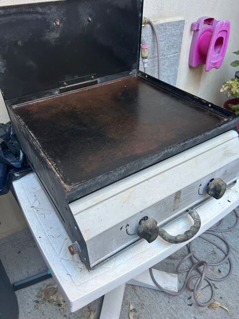 Plancha avec table, plus bouteille de gaz Monteux (84)
