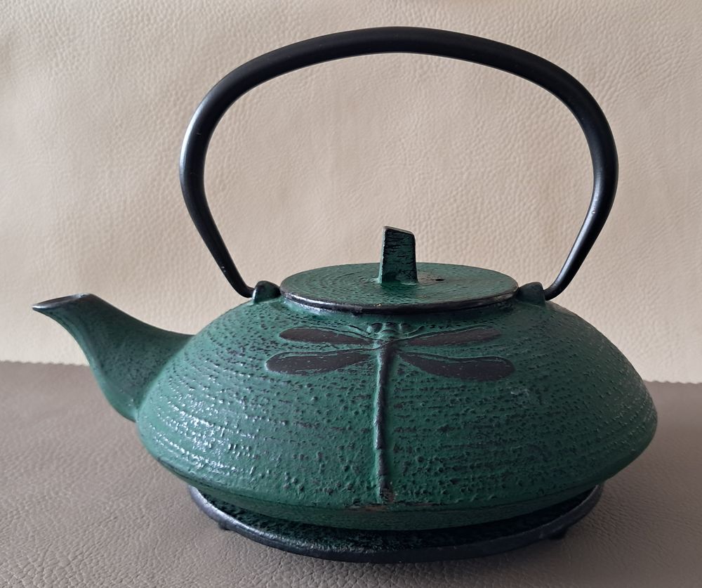 th&eacute;i&egrave;re japonaise en fonte verte avec libellule et support Cuisine