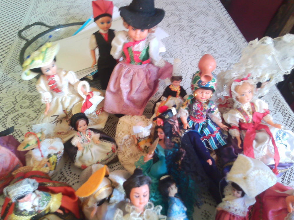 lot de 30 poup&eacute;es folkloriques 