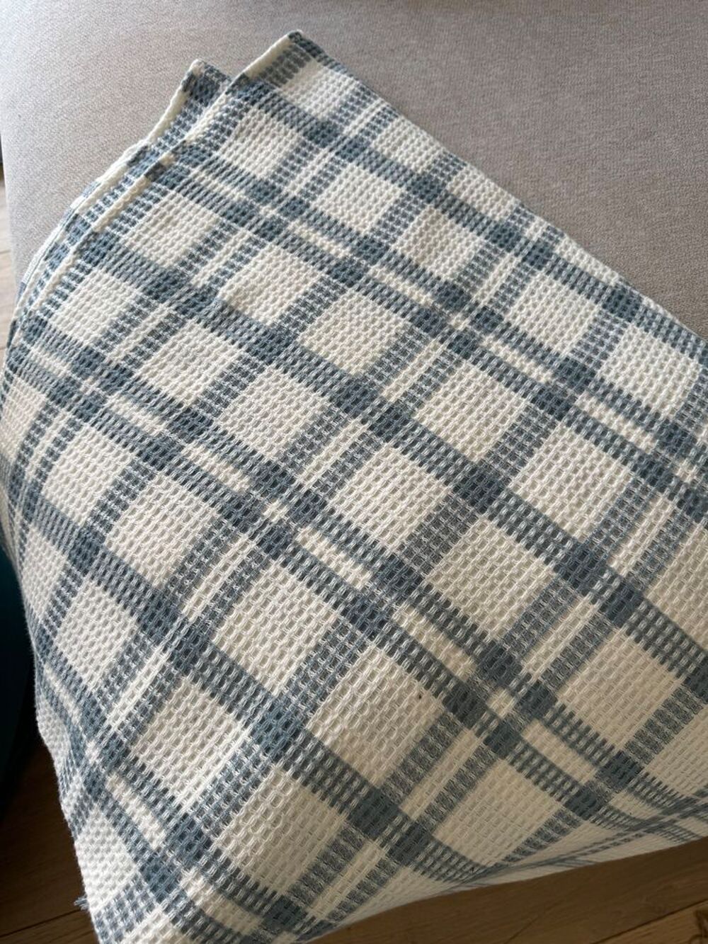 Plaid doux &agrave; carreaux bleus et blancs Décoration